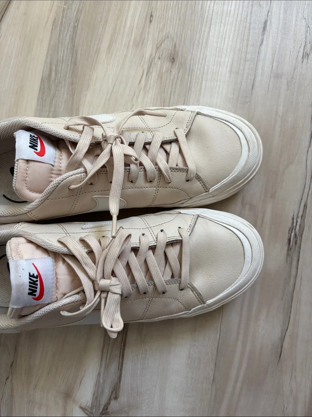 Nike court legacy beige and white
